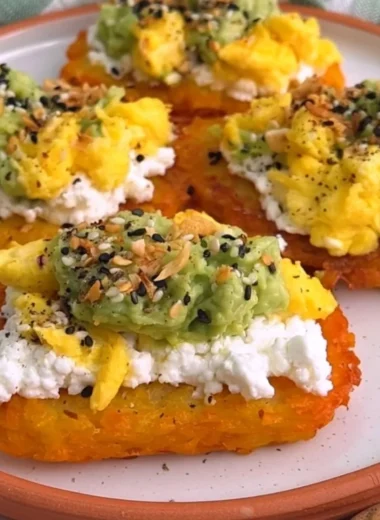 High-protein breakfast loaded hash browns recipe in a delicious video.