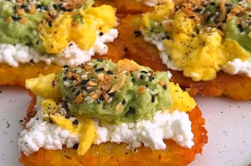 High-protein breakfast loaded hash browns recipe in a delicious video.